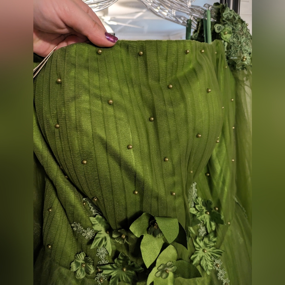 Elegant Olive Green Prom Dress with Floral Appliqué - Picture 5 of 12
